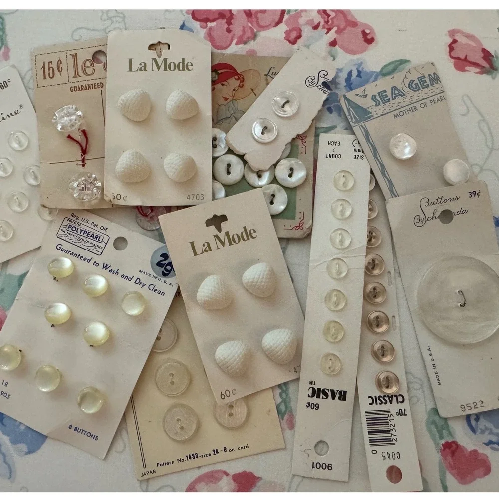 Vintage Button Lot La Mode Le Chic Costumakers Mother of Pearl Glass Retro Cards